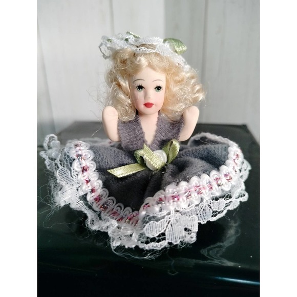 Mini Porcelain Dolls lot of 4 and 2.5" tall - Picture 8 of 16